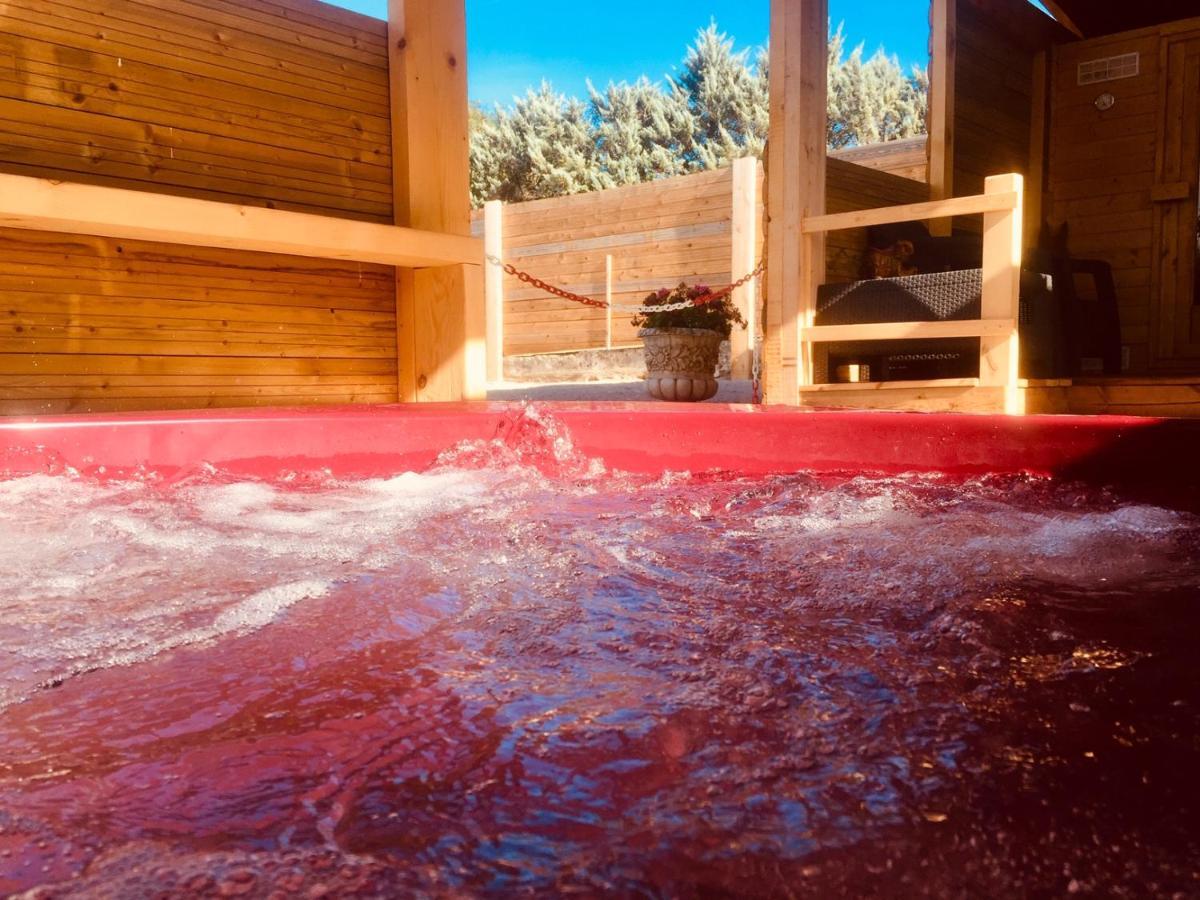 La Colline Aux Chalets, Jaccuzi, Sauna Saint-Chamarand Eksteriør billede